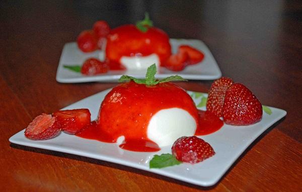 Panna cotta with strawberry mousse